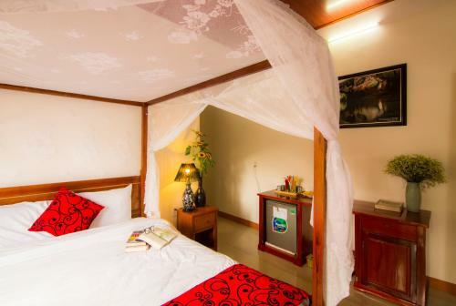 Hotel Phong Nha Lake House Resort