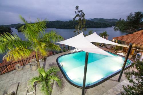 Hotel Phong Nha Lake House Resort