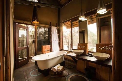 Rhino Post Safari Lodge