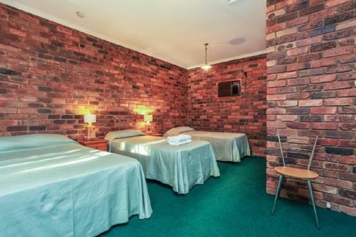 Fernvale Hotel Motel