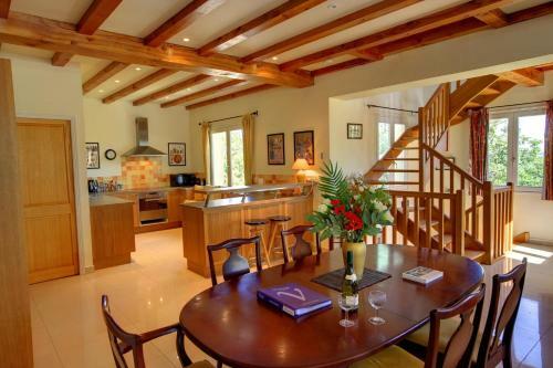 Mongoujou Villa Sleeps 8 Pool