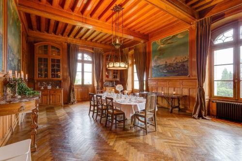 Agroturismo Poubreuil Chateau Sleeps 35 Pool