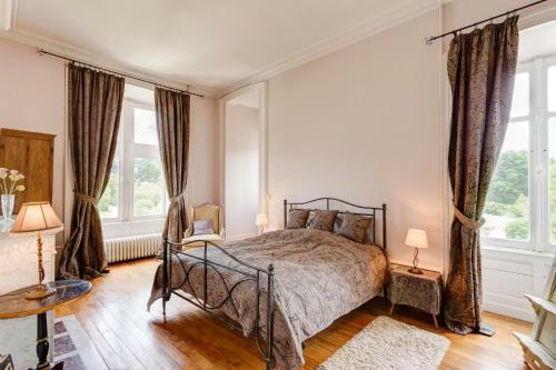 Agroturismo Poubreuil Chateau Sleeps 35 Pool