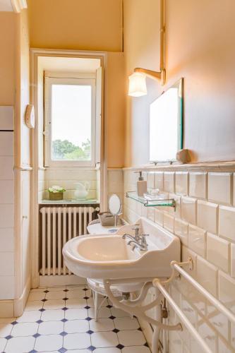 Agroturismo Poubreuil Chateau Sleeps 35 Pool