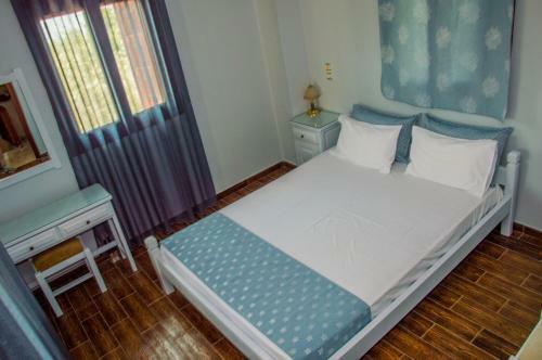 Paradise Studios & Apartments