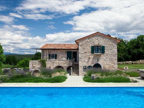 An Authentic Stone Villa In Strilcici's Green Paradise