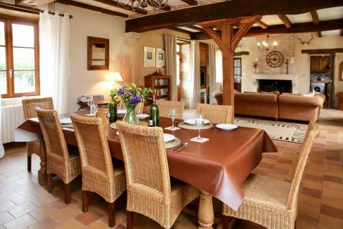 Nalliers Villa Sleeps 8 Pool Wifi