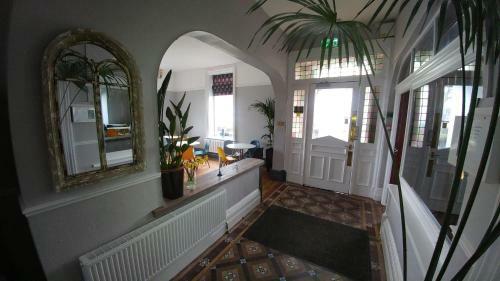 Hostal Mon Fort Guesthouse