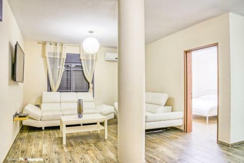 Emily's Penthouse-view Of Galilee&golan Mountains