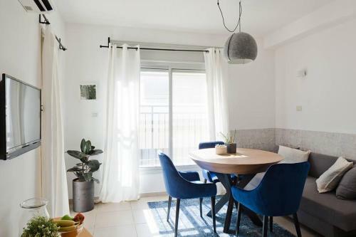 Central Apartment By The Sea
