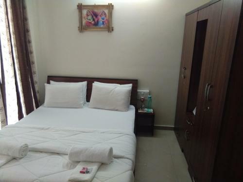 Hostal 3bhk Pure Veg Apartment In Amanora