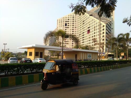 Hostal 3bhk Pure Veg Apartment In Amanora