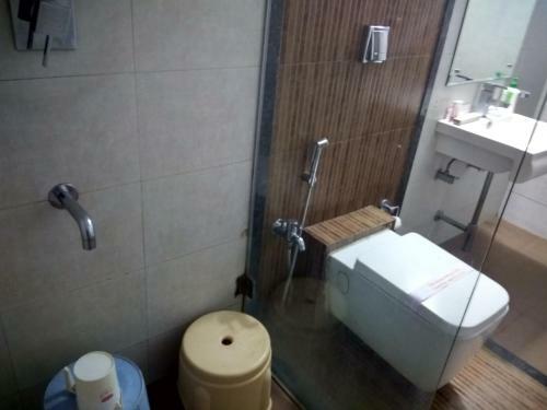 Hotel Jk Rooms 121 Shaheen Int.-nr. Mahindra Co.-midc