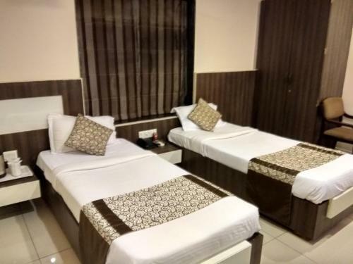 Hotel Jk Rooms 121 Shaheen Int.-nr. Mahindra Co.-midc
