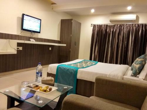 Hotel Jk Rooms 121 Shaheen Int.-nr. Mahindra Co.-midc