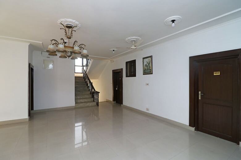Oyo 18724 Hotel Golden Bees