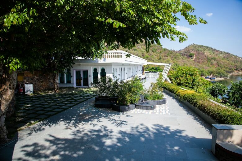 Hotel Jaisamand Island Resort