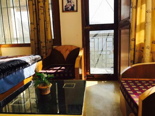 Ridgeview Homestay Near Lakkar Bazar
