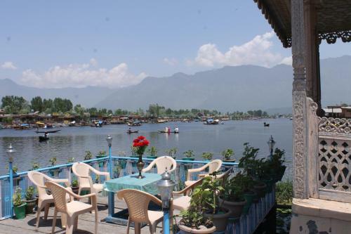 Young Beauty Star Houseboat