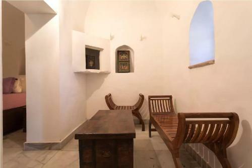 Villa Hostie Lal Darwaza-100 Yr Old Manor