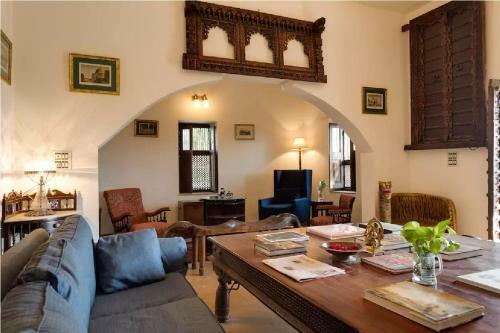 Villa Hostie Lal Darwaza-100 Yr Old Manor