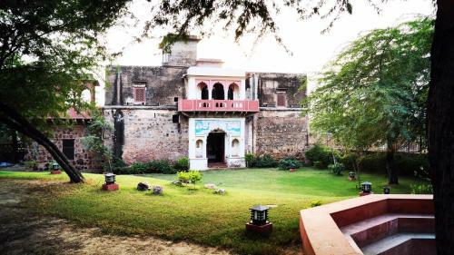 Villa Hostie Lal Darwaza-100 Yr Old Manor