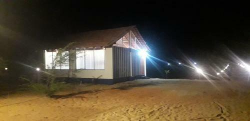 Hotel 5 Mile Beach Resort