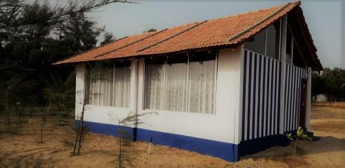 Hotel 5 Mile Beach Resort