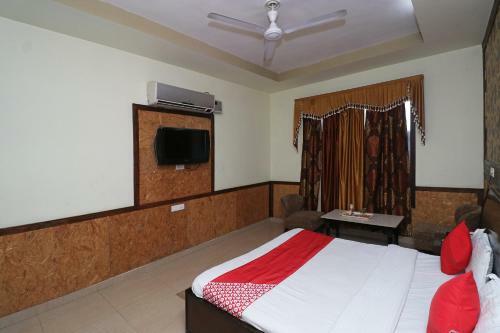 Hotel Oyo 26584 Royal Castle