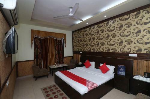 Hotel Oyo 26584 Royal Castle