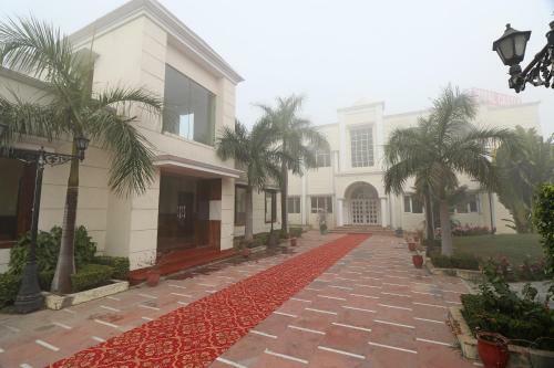 Hotel Oyo 26584 Royal Castle