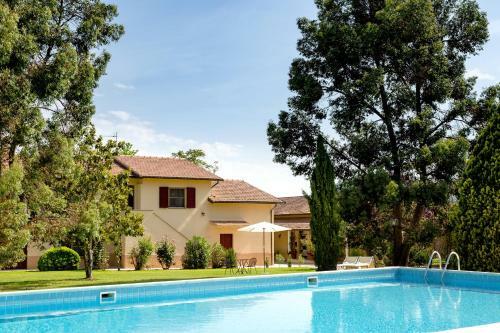 Hostal Tenuta Lamborghini Golf & Resort