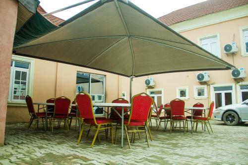 Glasshouse Hotel And Suites