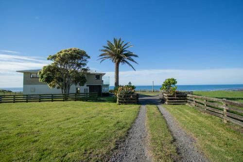 Wills On The Water - Beachfront Apartment
