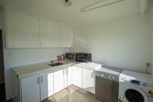 Wills On The Water - Beachfront Apartment