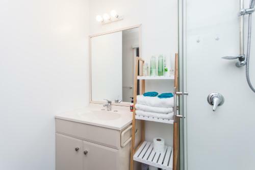 Contemporary And Spacious 3 Bedrooms In West Auckland