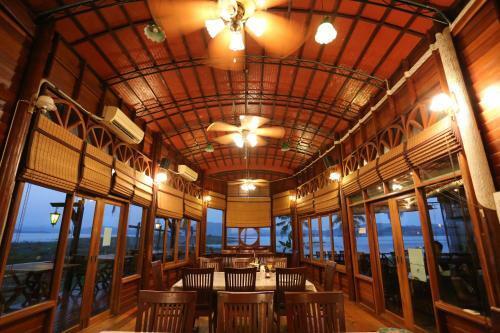 Hotel Kaengkrachan Boathouse Paradise Resort