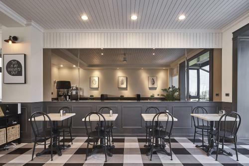 Bed & Breakfast Noir Home