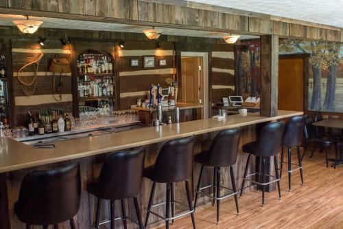 Posada Edgewater Inn & Riverside Grill