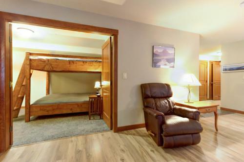 Eagle Springs East 207: Resting Moose Suite