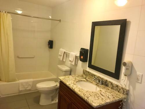 Posada Norwalk Inn & Suites