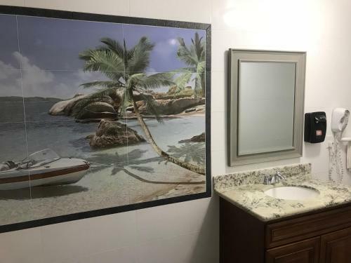 Posada Norwalk Inn & Suites