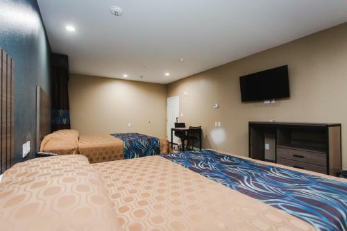 Hotel Budget Host Inn & Suites
