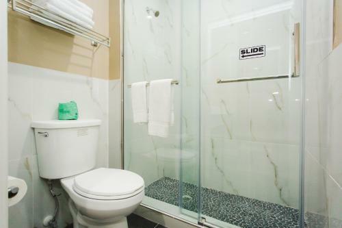 Hotel Budget Host Inn & Suites