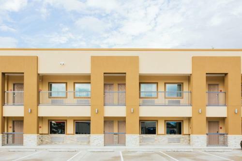 Hotel Budget Host Inn & Suites