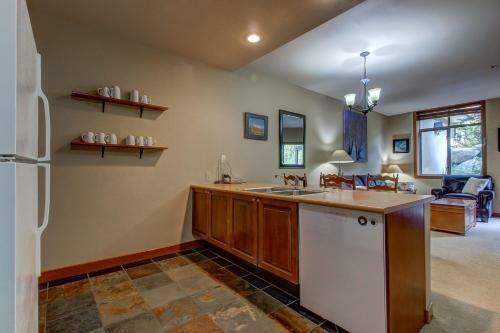 Powderhorn Lodge 102: Sego Lily Suite