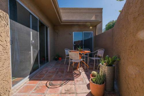 Cozy Two-bedroom With Pool Near Old Town
