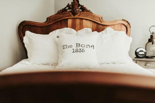 Posada The Bond 1835