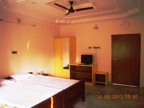 Hostal Rater Tara Diner Rabi Guest House
