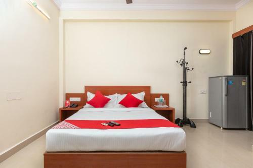 Oyo 22105 Hotel Half Moon Inn